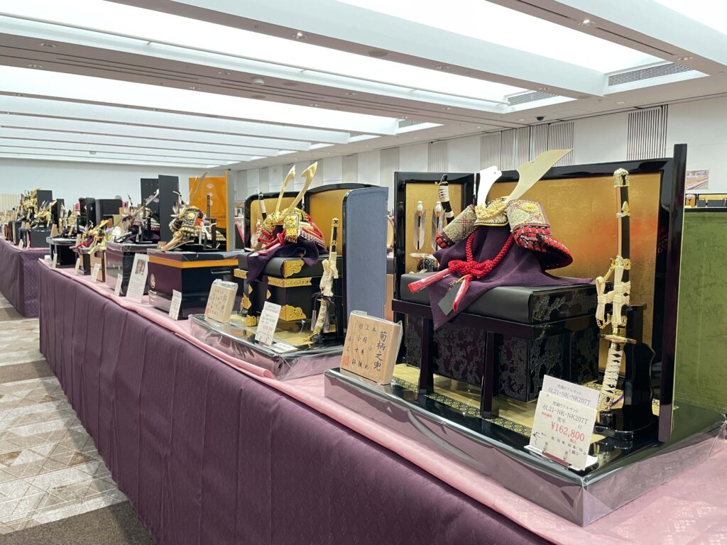 TKPエルガーラホール7階（福岡市天神）にて雛人形・五月人形を展示